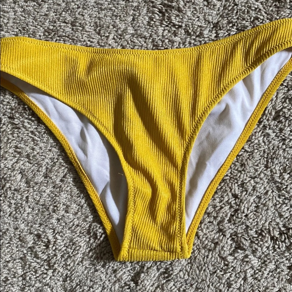 Bikini - Picture 2 of 3
